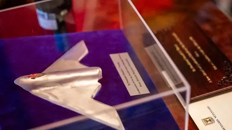 המזוזה בצורת B2 משברי טיל איראני