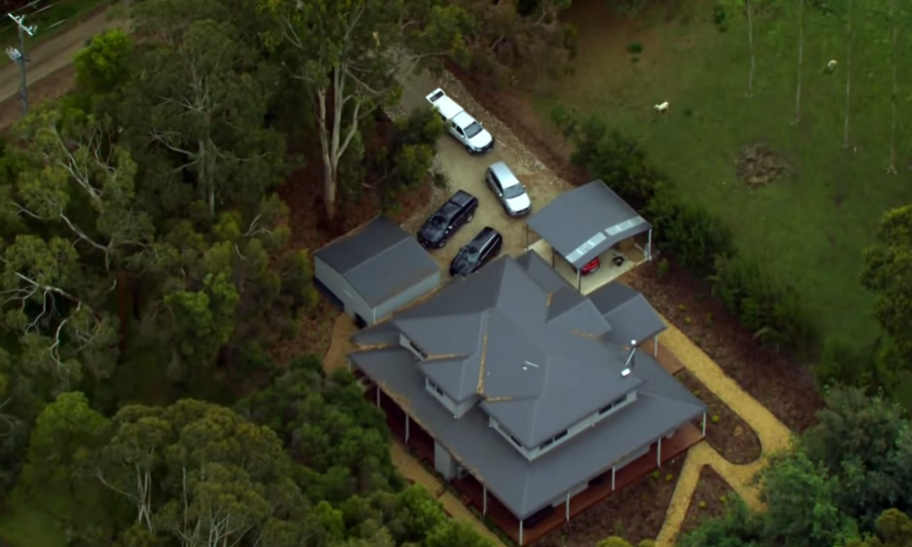 צילום אווירי של הבית בו התרחש הרצח המזעזע