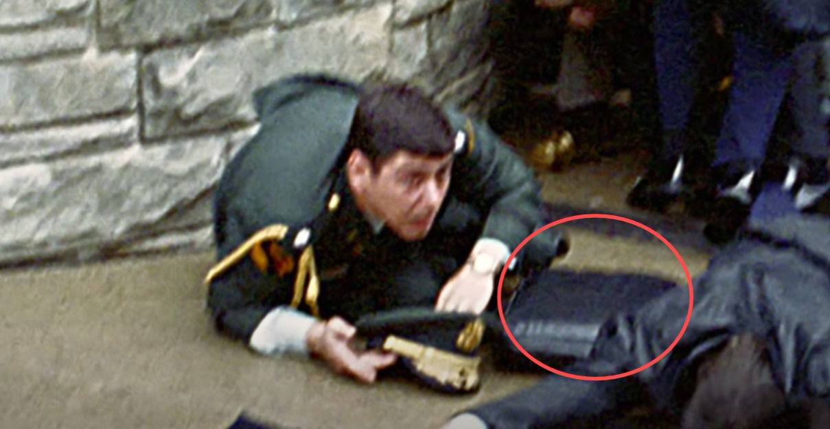 קרייסיס בטחוני - השליש הצבאי ו"הפוטבול הגרעיני" — התיק שמכיל את הקודים והאמצעים להפעלת נשק גרעיני אמריקאי. מוטלים על הארץ שניות אחרי היירי