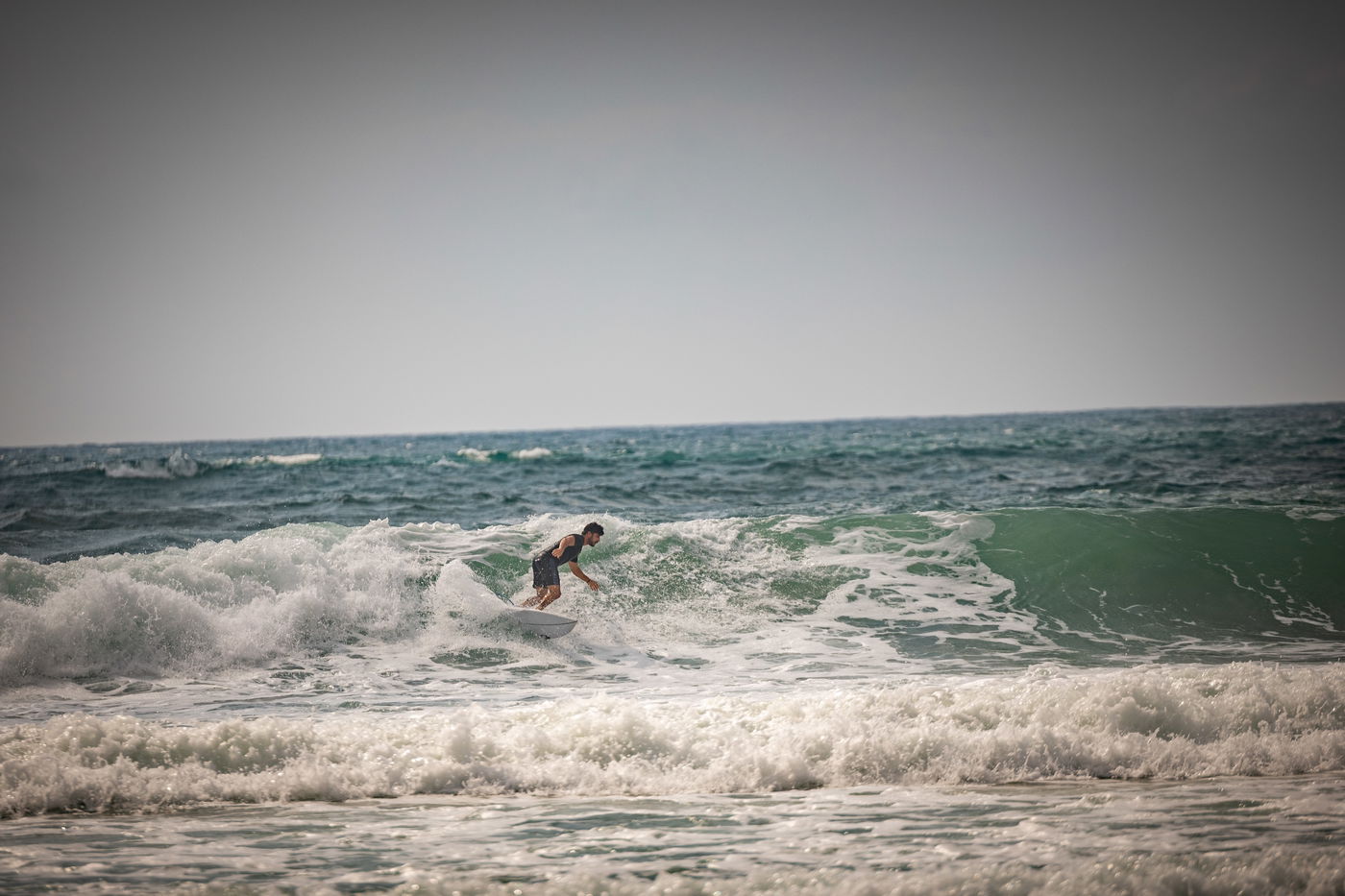 גולש גלים בחוף הים בתל אביב | אילוסטרציה