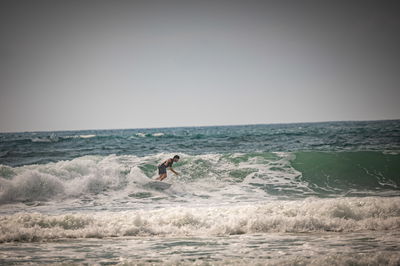 גולש גלים בחוף הים בתל אביב | אילוסטרציה