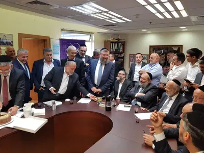 לפיד בחדר סיעת ש"ס בעבר