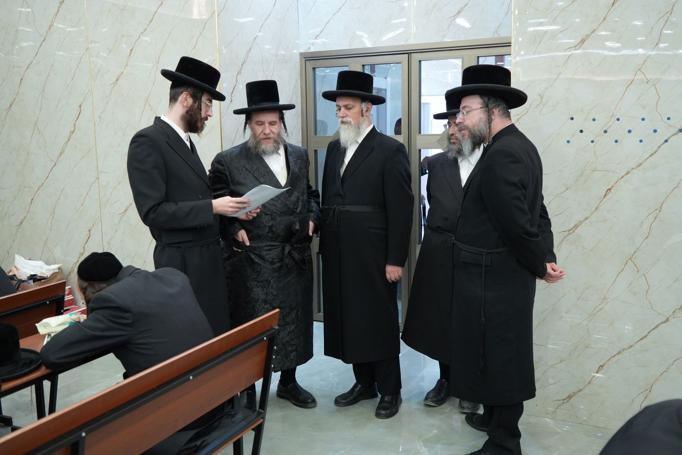 הגה"צ רבי יעקב מרדכי הגר בביקור בכולל ויז'ניץ באלעד