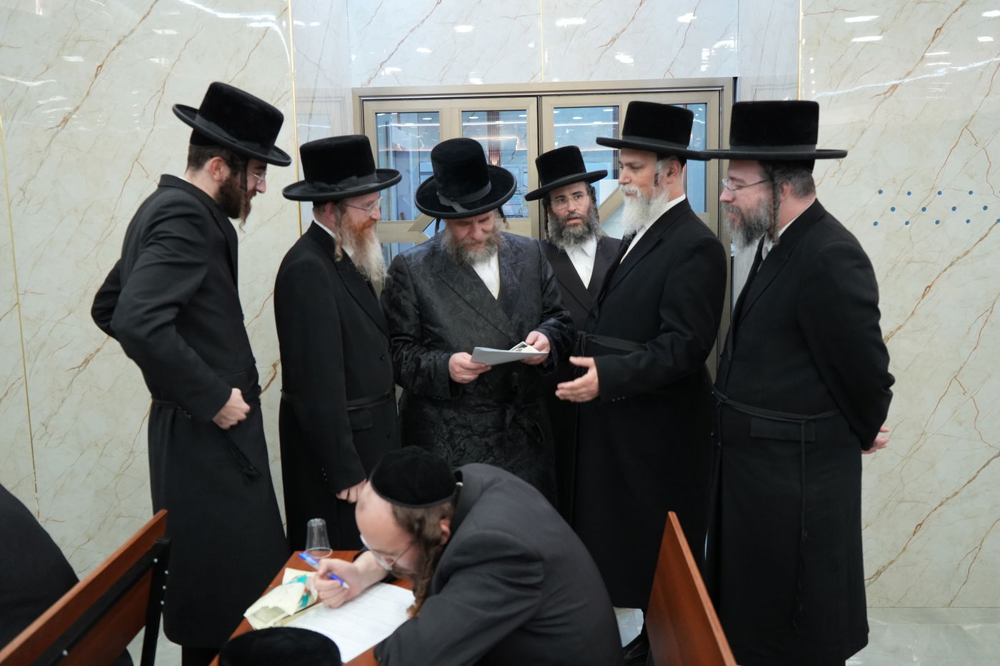 הגה"צ רבי יעקב מרדכי הגר בביקור בכולל ויז'ניץ באלעד