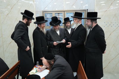 הגה"צ רבי יעקב מרדכי הגר בביקור בכולל ויז'ניץ באלעד