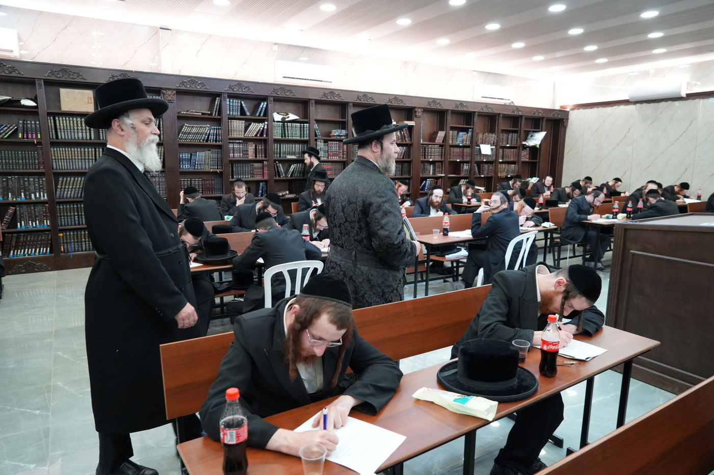 הגה"צ רבי יעקב מרדכי הגר בביקור בכולל ויז'ניץ באלעד