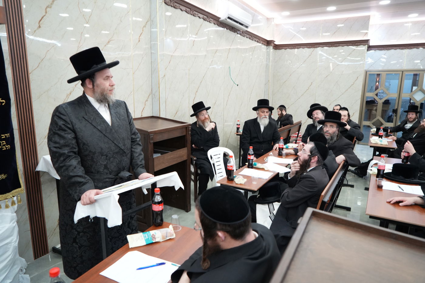 הגה"צ רבי יעקב מרדכי הגר בביקור בכולל ויז'ניץ באלעד