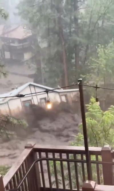 בית נסחף בשטפונות בניו מקסיקו