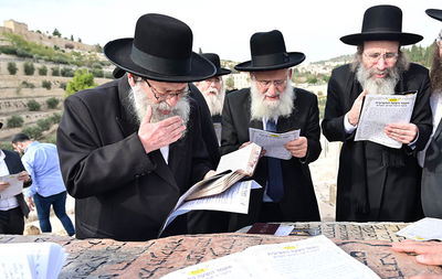 רבי נפתלי נוסבוים במעמד תפילה מיוחד בקבר אור החיים הקדוש