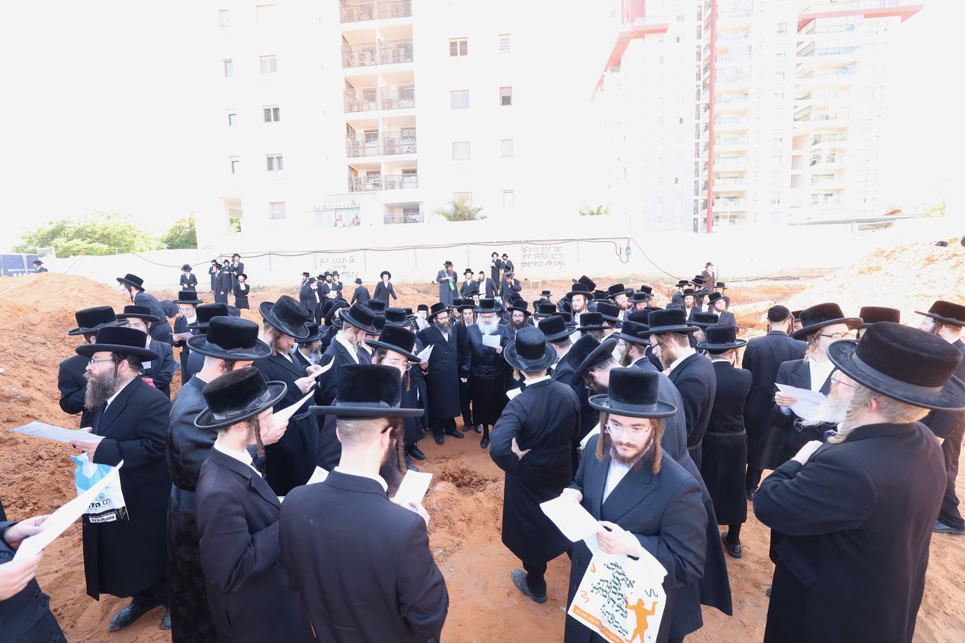 האדמו"ר מויז'ניץ בית שמש בעצרת מחאה ביהוד