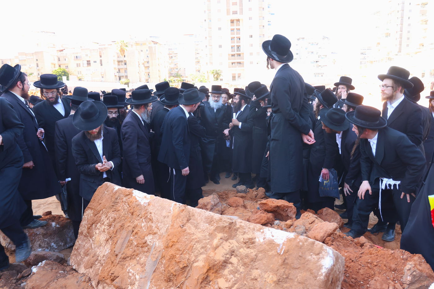 האדמו"ר מויז'ניץ בית שמש בעצרת מחאה ביהוד