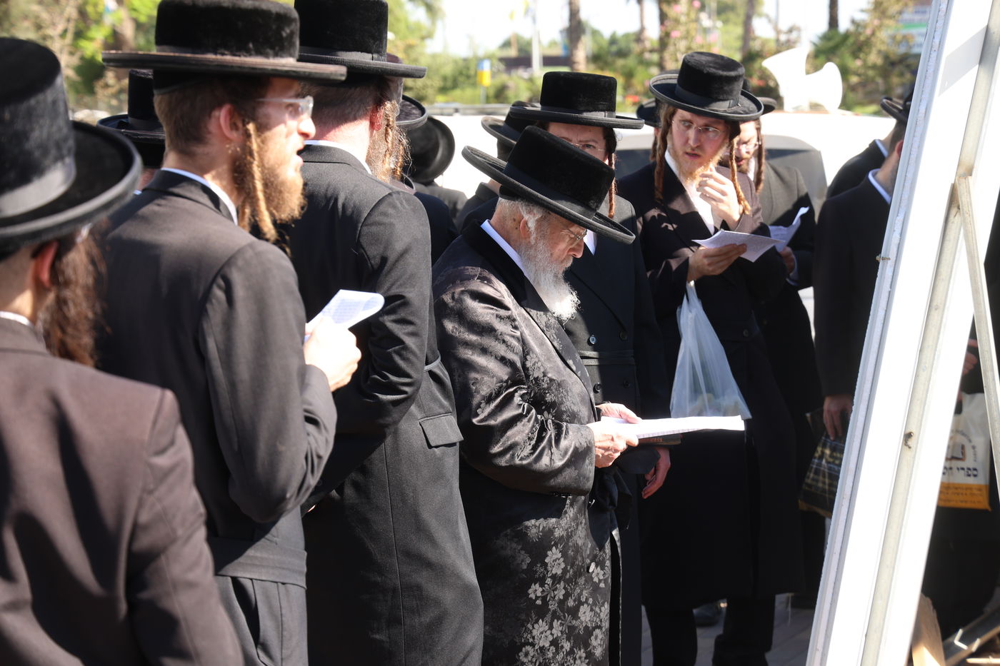 האדמו"ר מפינסק קרלין בעצרת מחאה ביהוד