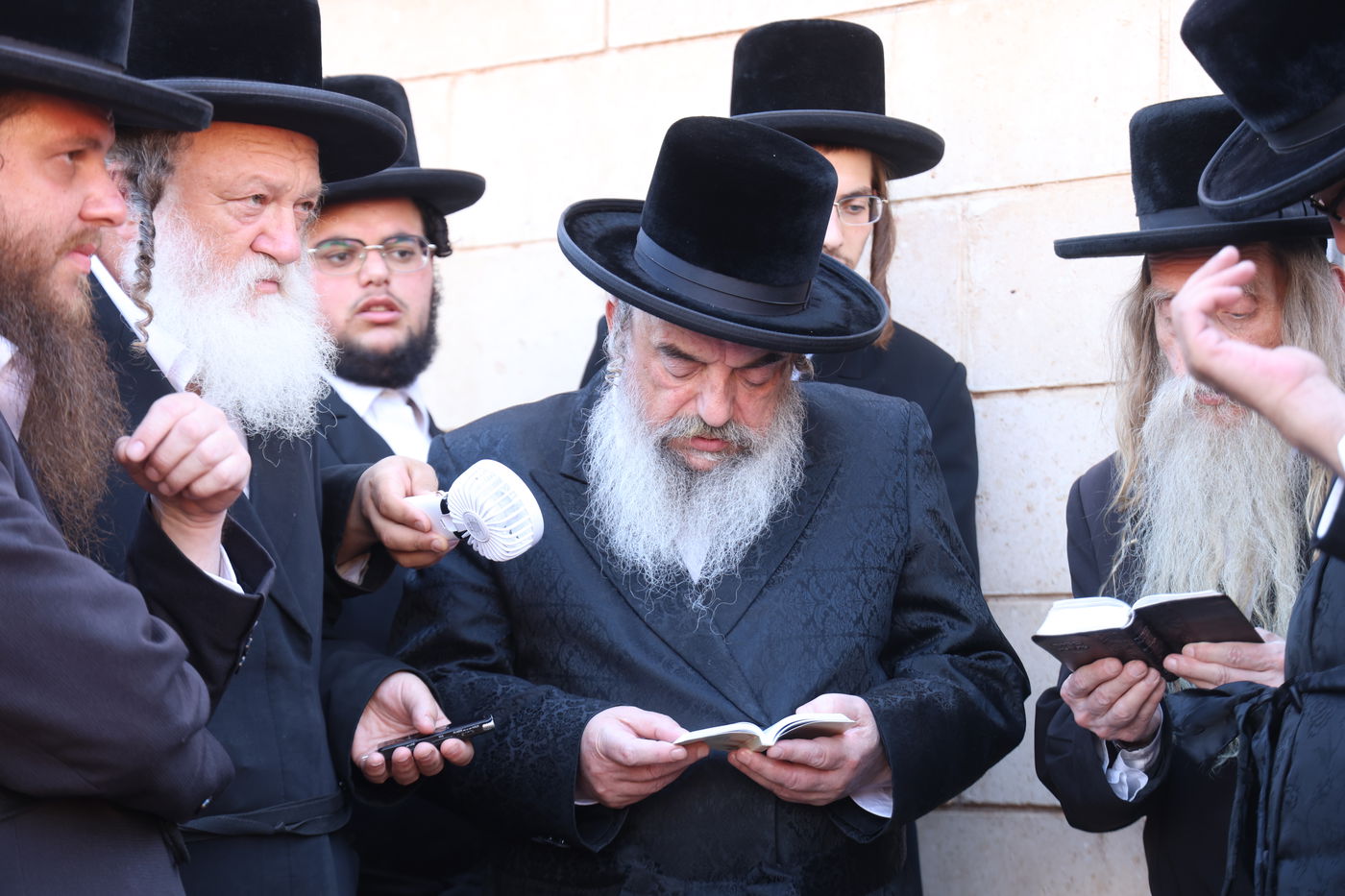 האדמו"ר מלעלוב בעצרת מחאה ביהוד