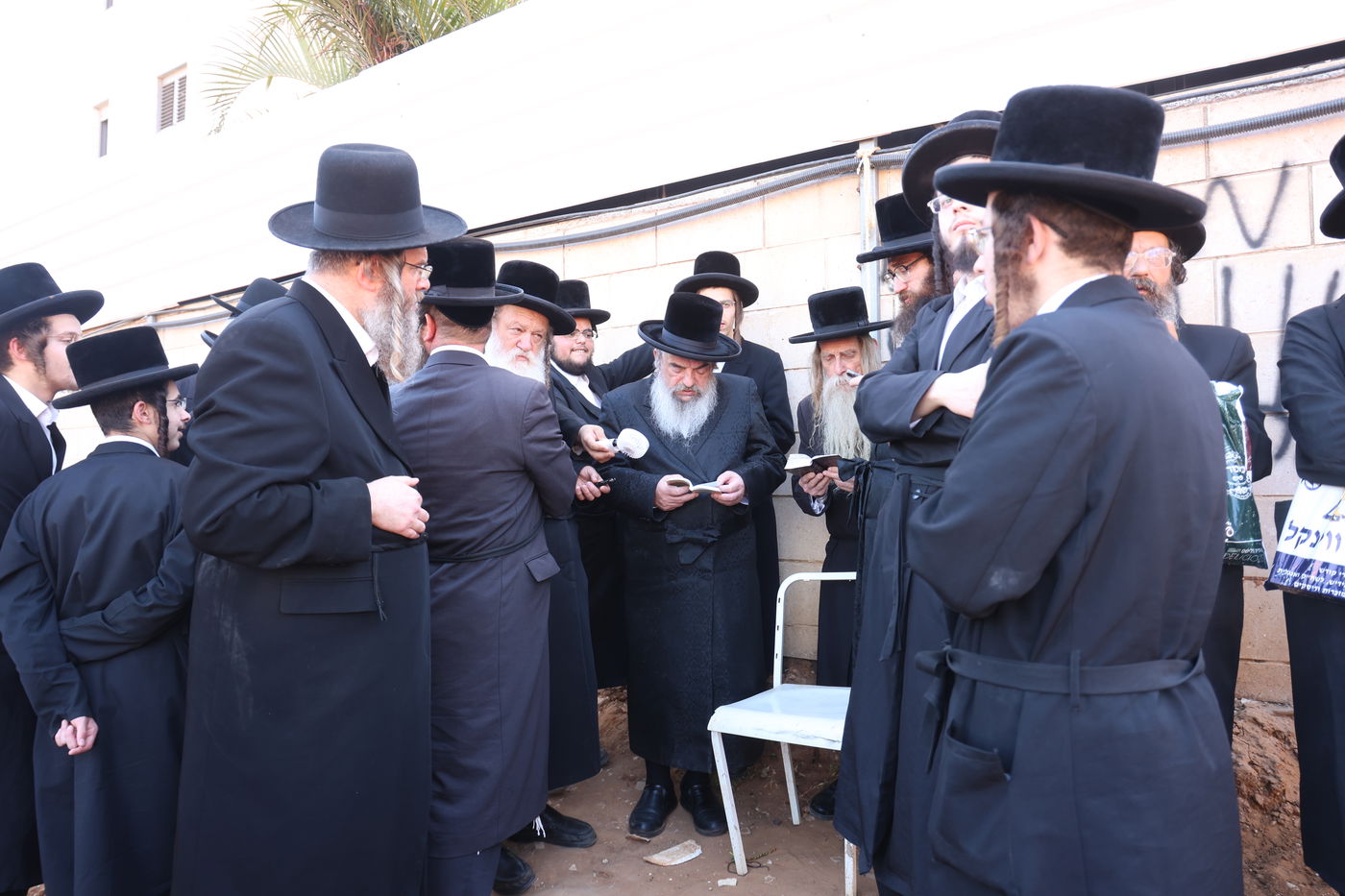 האדמו"ר מלעלוב בעצרת מחאה ביהוד