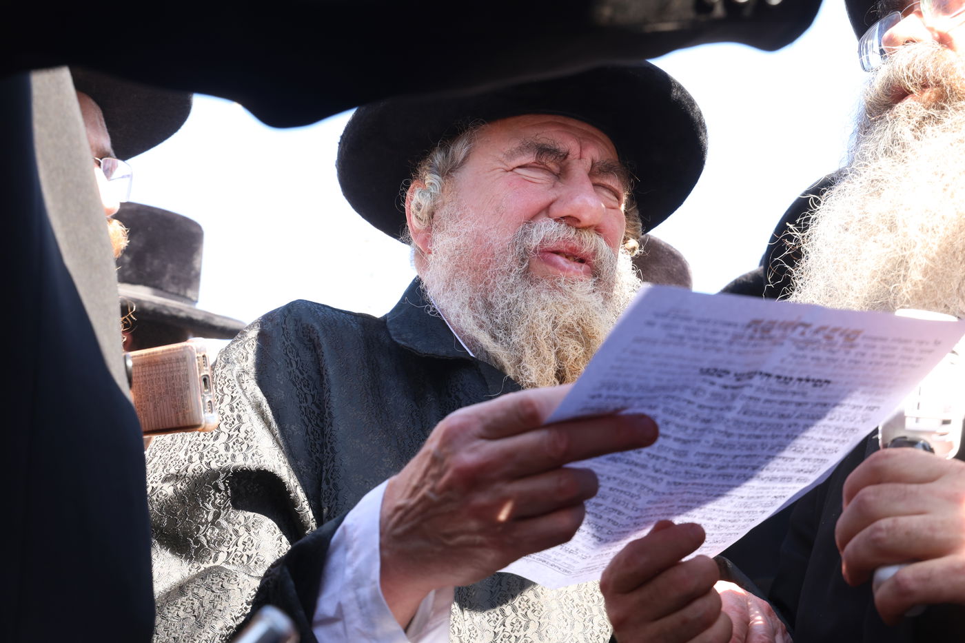 האדמו"ר מרחמסטריווקא בעצרת מחאה ביהוד