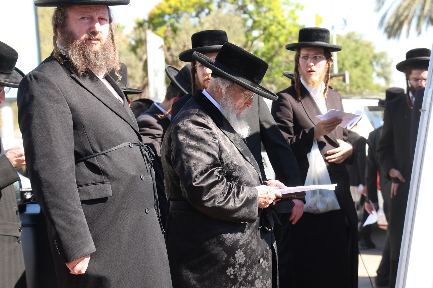 האדמו"ר מפינסק קרלין בעצרת מחאה ביהוד