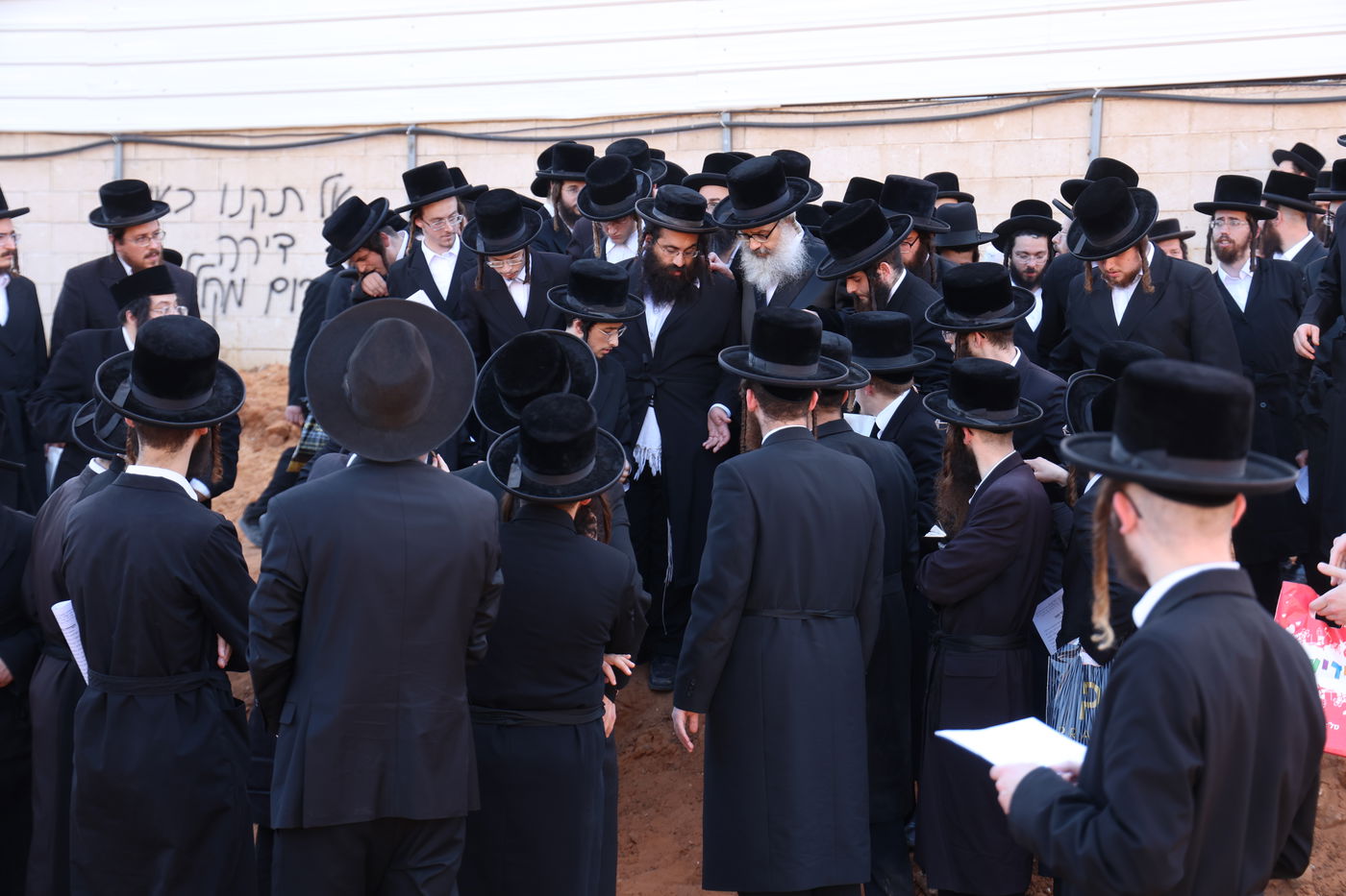 האדמו"ר מויז'ניץ בית שמש בעצרת מחאה ביהוד