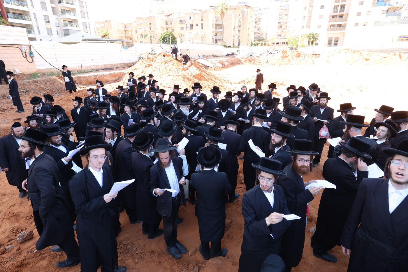 האדמו"ר מויז'ניץ בית שמש בעצרת מחאה ביהוד