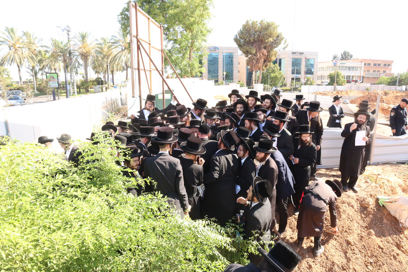 האדמו"ר מרחמסטריווקא בעצרת מחאה ביהוד
