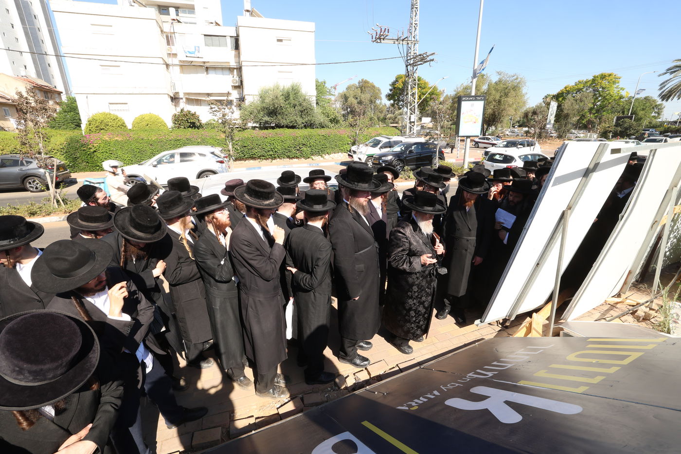 האדמו"ר מפינסק קרלין בעצרת מחאה ביהוד