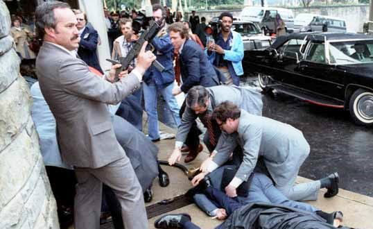 השניות אחר ההתנקשות - הנשיא רייגן כבר מובל בלימוזינה