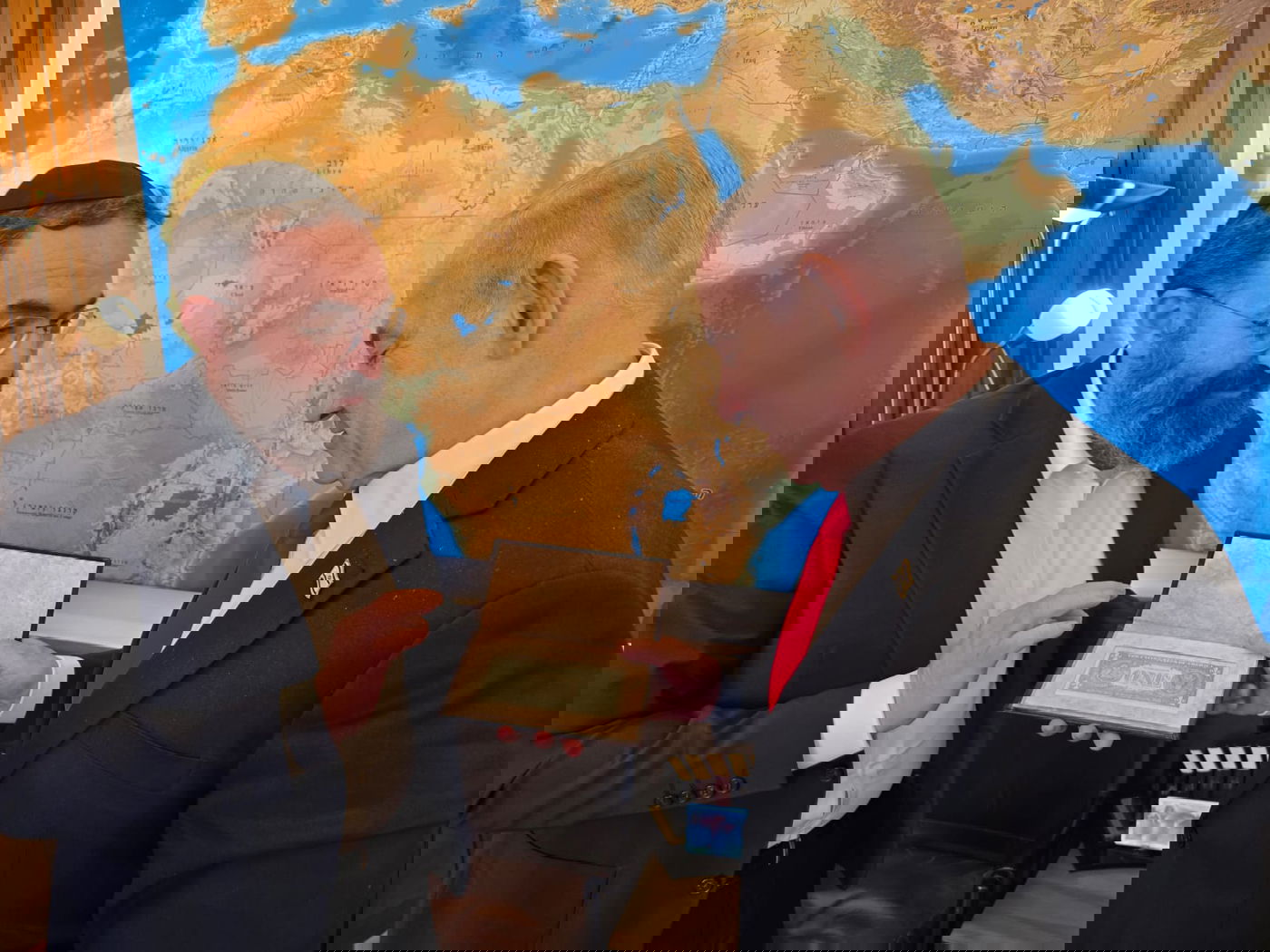 בנימין נתניהו עם הדולר של הרבי מחב"ד