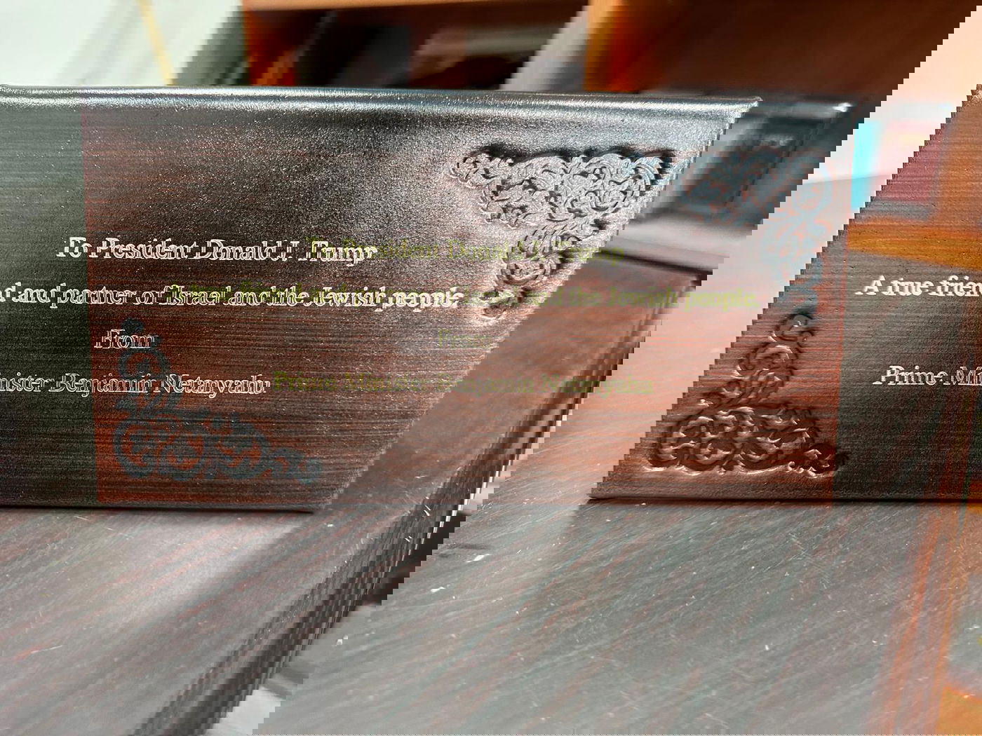 בנימין נתניהו עם הדולר של הרבי מחב"ד