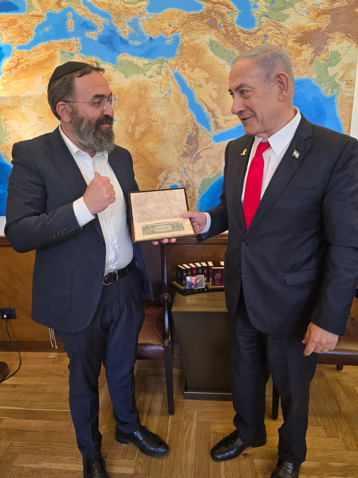 בנימין נתניהו עם הדולר של הרבי מחב"ד