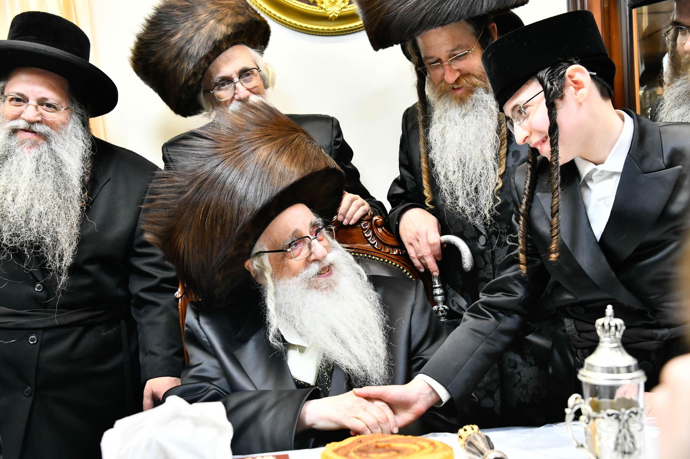 הרבי מצאנז בשמחת הוואכט נאכט לנכד הרה"צ רבי אלימלך בידרמן