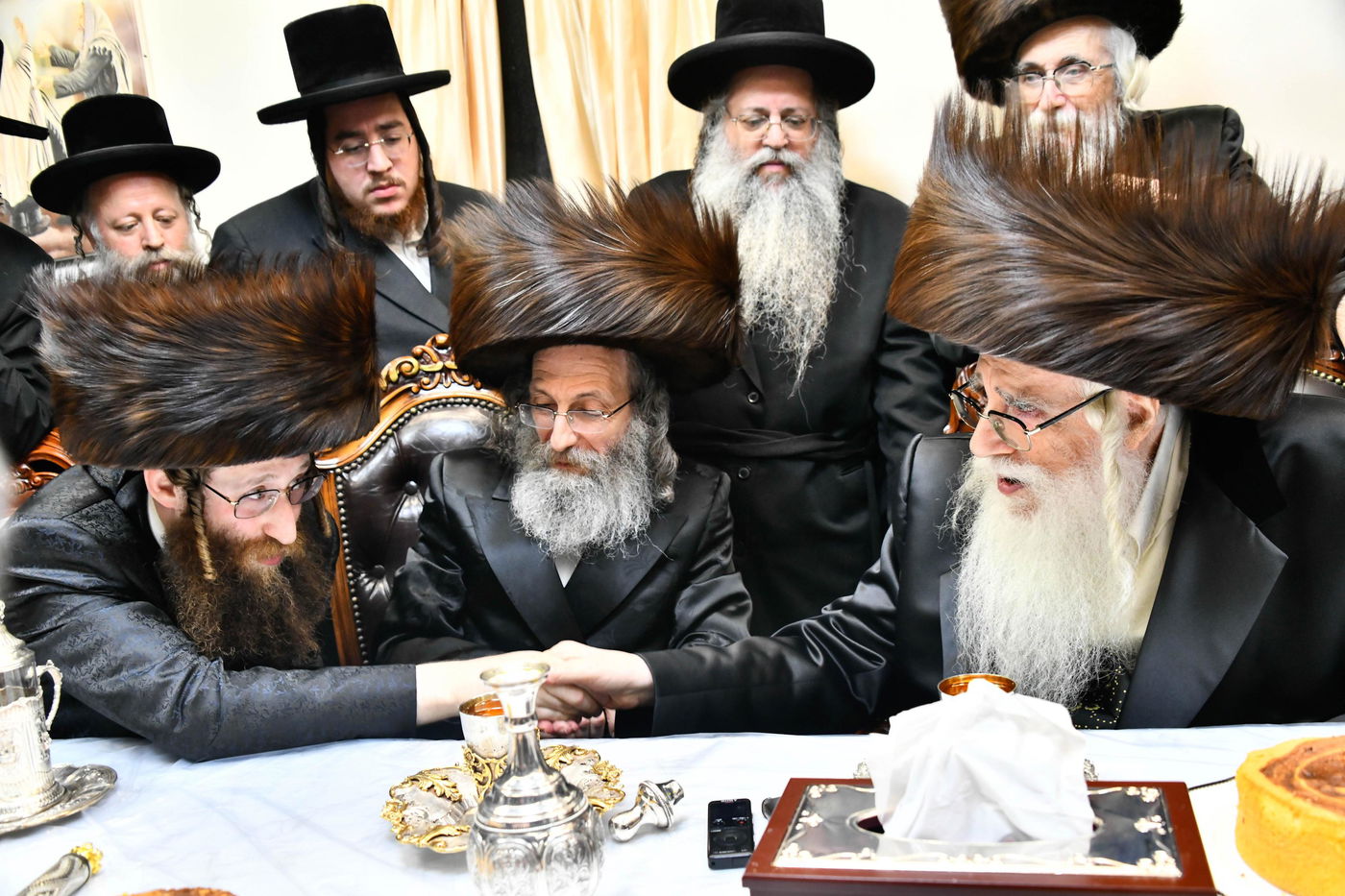 הרבי מצאנז בשמחת הוואכט נאכט לנכד הרה"צ רבי אלימלך בידרמן