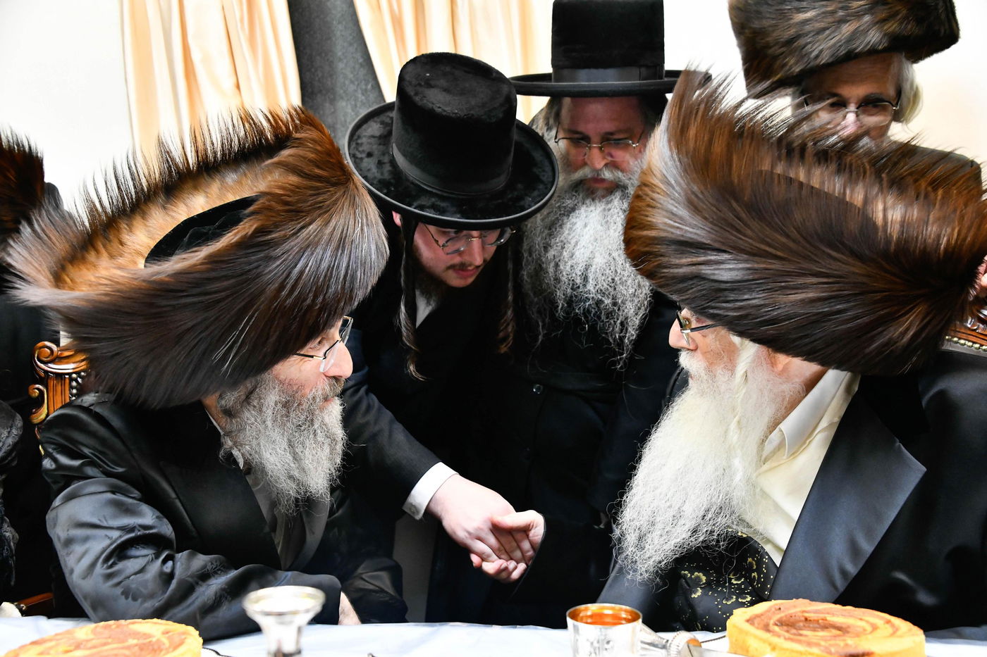 הרבי מצאנז בשמחת הוואכט נאכט לנכד הרה"צ רבי אלימלך בידרמן