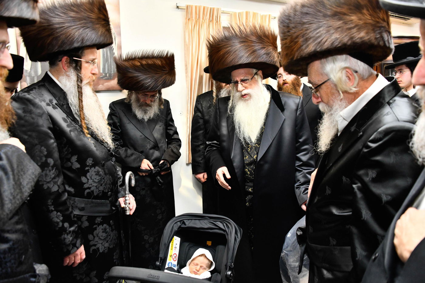 הרבי מצאנז בשמחת הוואכט נאכט לנכד הרה"צ רבי אלימלך בידרמן