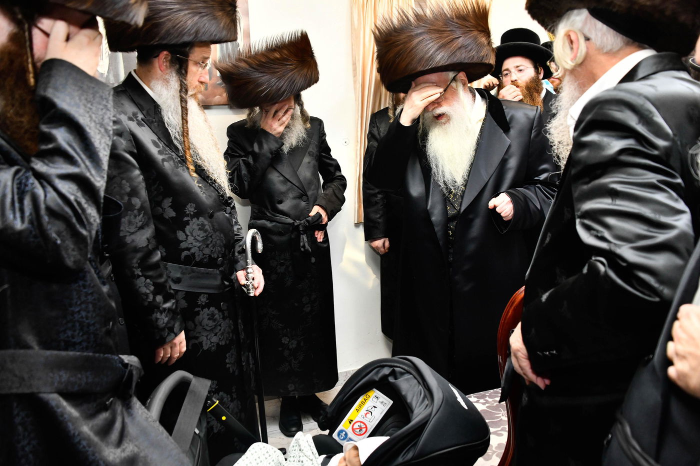 הרבי מצאנז בשמחת הוואכט נאכט לנכד הרה"צ רבי אלימלך בידרמן