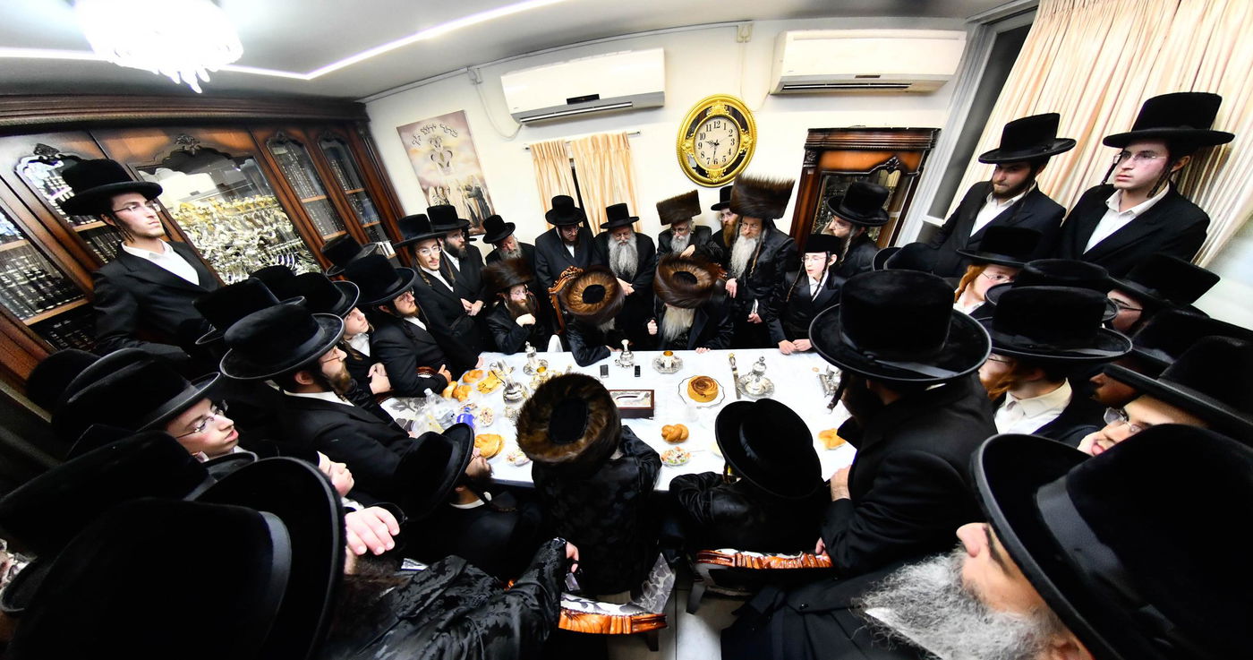 הרבי מצאנז בשמחת הוואכט נאכט לנכד הרה"צ רבי אלימלך בידרמן