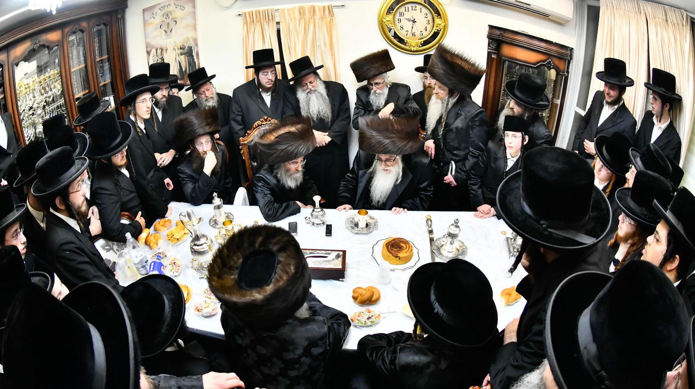 הרבי מצאנז בשמחת הוואכט נאכט לנכד הרה"צ רבי אלימלך בידרמן