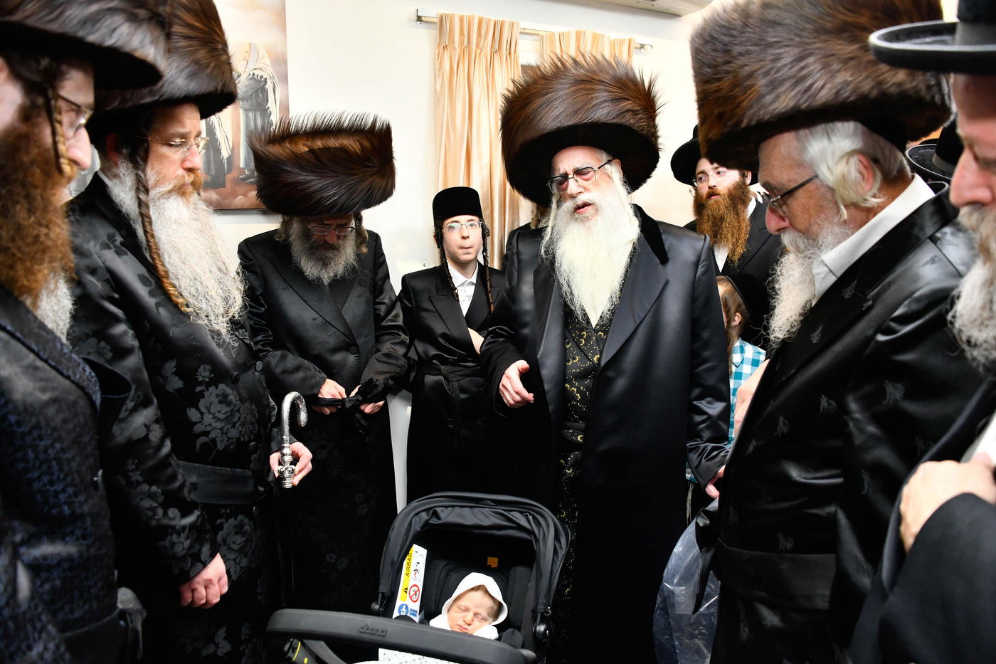 הרבי מצאנז בשמחת הוואכט נאכט לנכד הרה"צ רבי אלימלך בידרמן