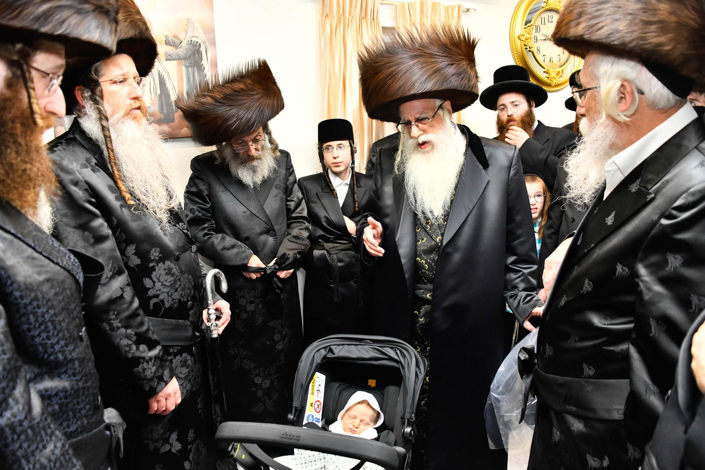 הרבי מצאנז בשמחת הוואכט נאכט לנכד הרה"צ רבי אלימלך בידרמן