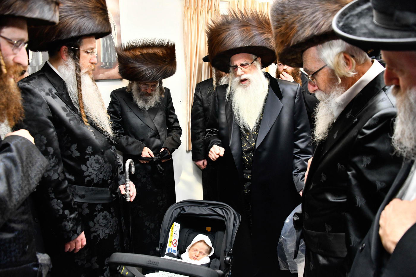 הרבי מצאנז בשמחת הוואכט נאכט לנכד הרה"צ רבי אלימלך בידרמן