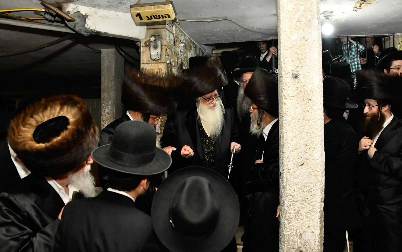 הרבי מצאנז בשמחת הוואכט נאכט לנכד הרה"צ רבי אלימלך בידרמן