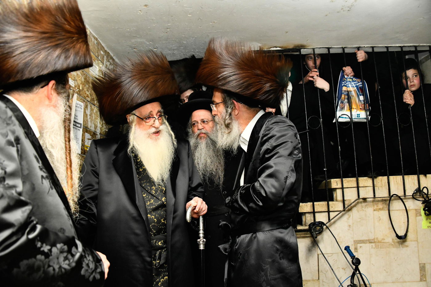 הרבי מצאנז בשמחת הוואכט נאכט לנכד הרה"צ רבי אלימלך בידרמן