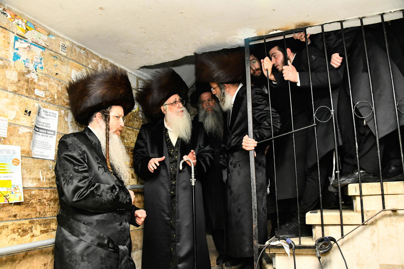 הרבי מצאנז בשמחת הוואכט נאכט לנכד הרה"צ רבי אלימלך בידרמן