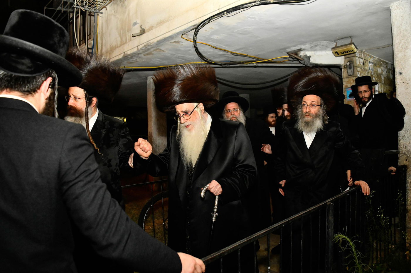 הרבי מצאנז בשמחת הוואכט נאכט לנכד הרה"צ רבי אלימלך בידרמן