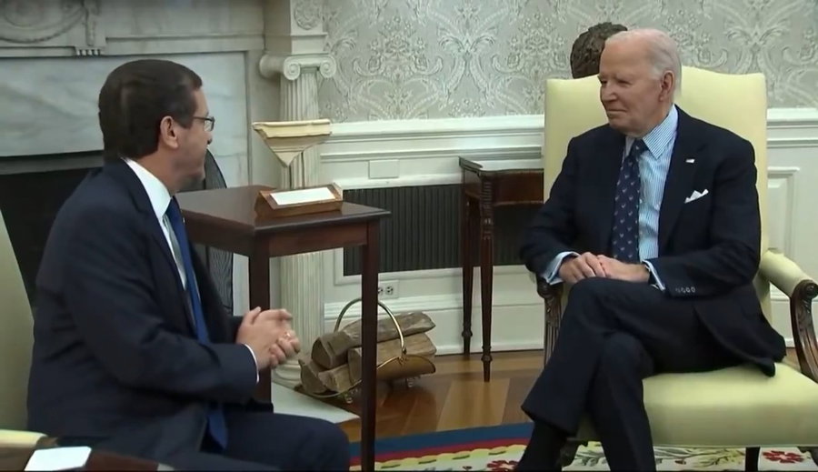 הרצוג מציג לנשיא לשעבר ביידן את האבן העתיקה