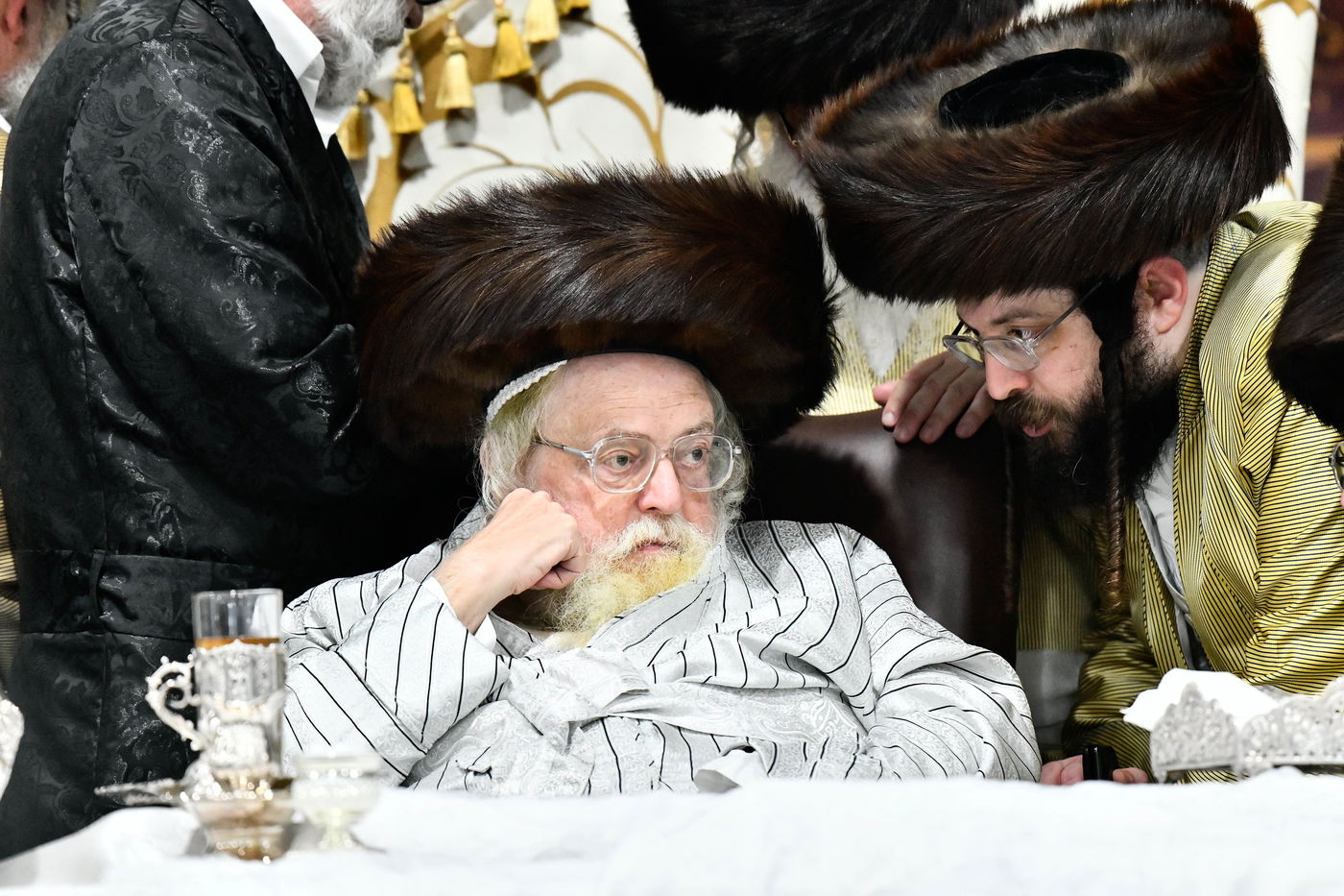 האדמו"ר מתולדות אברהם יצחק, עם בנו הרה"צ רבי בעריש קאהן