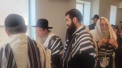 רגע מרטיט: אביו של השליח שנרצח באמירויות הכריז על השם לנכדו