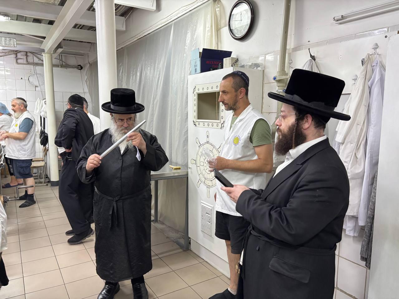 'שיעור כללי' בעיר האוקראינית: הדיין הבכיר מול עשרות ילדי שלוחים