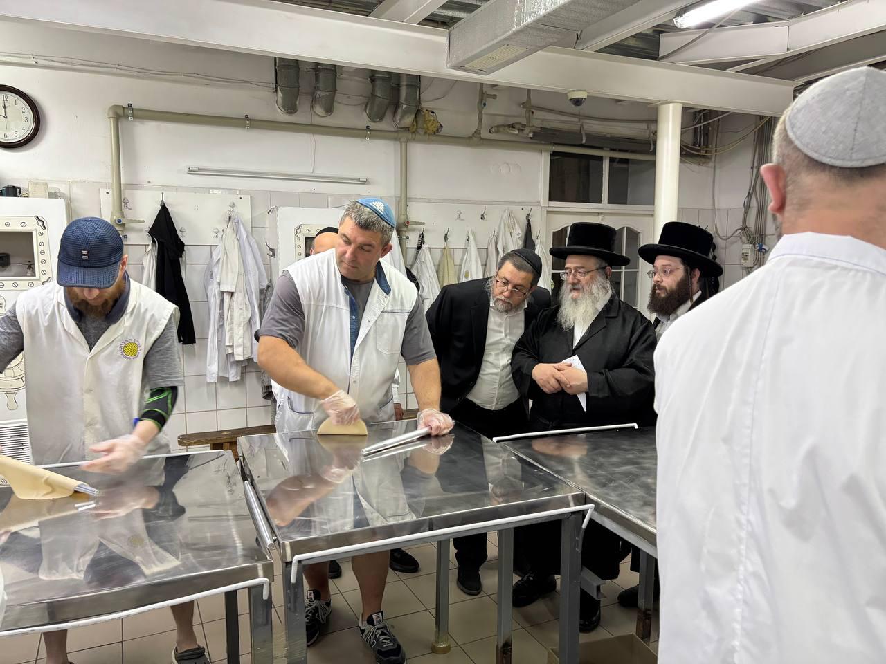 'שיעור כללי' בעיר האוקראינית: הדיין הבכיר מול עשרות ילדי שלוחים