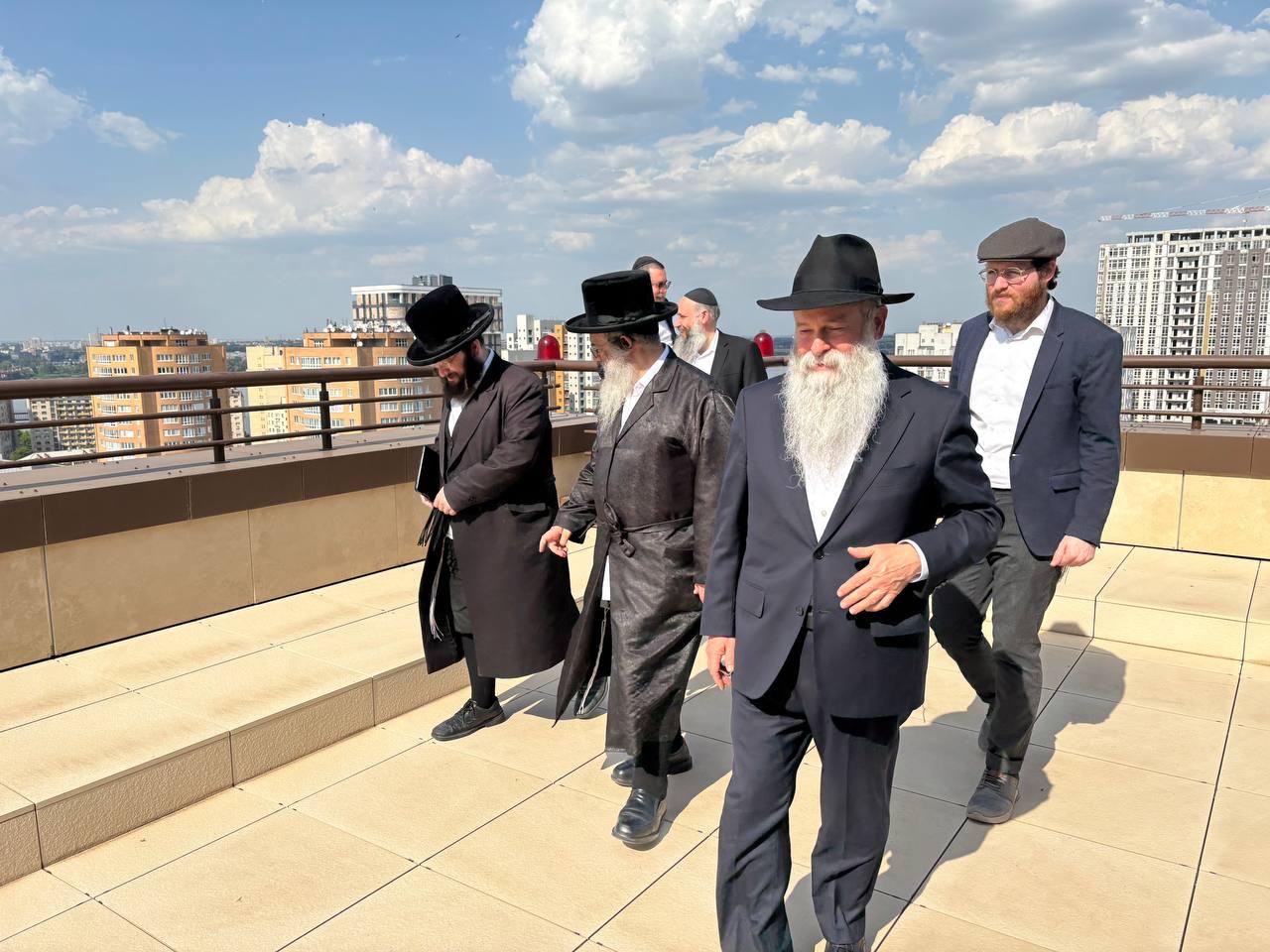 'שיעור כללי' בעיר האוקראינית: הדיין הבכיר מול עשרות ילדי שלוחים