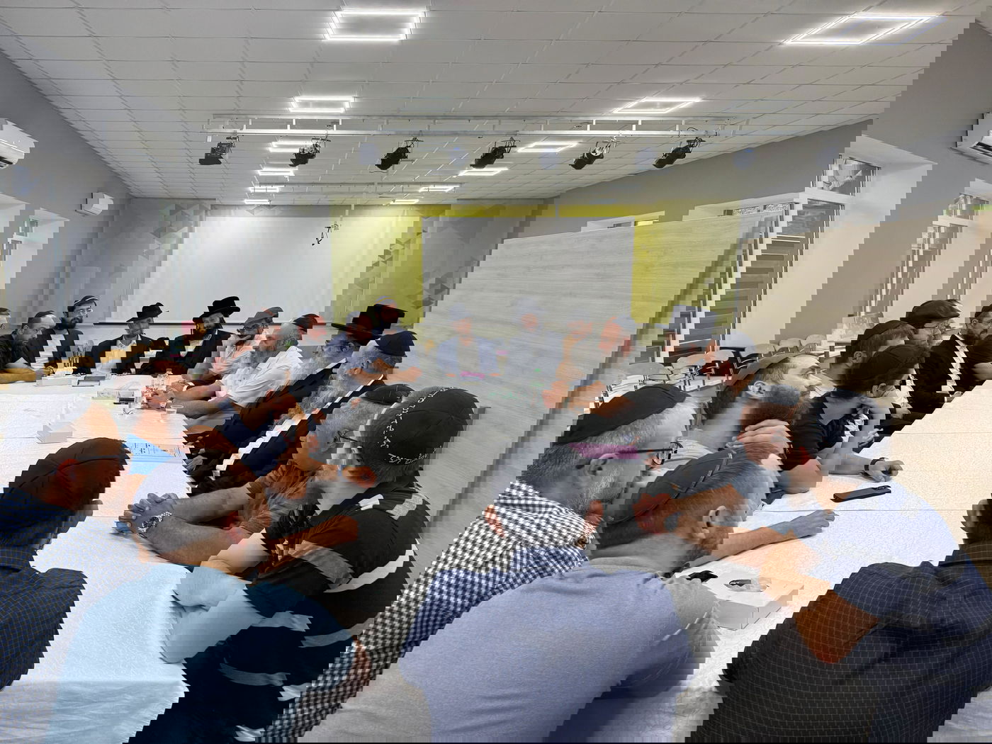 'שיעור כללי' בעיר האוקראינית: הדיין הבכיר מול עשרות ילדי שלוחים