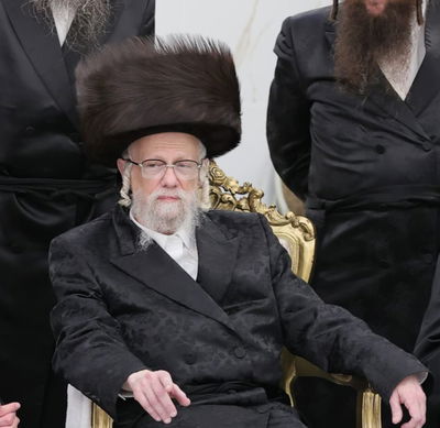 האדמו"ר מסערט ויז'ניץ עם פאותיו המסולסלות בשבוע האחרון